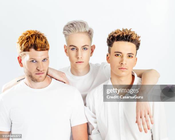 beauty portrait von drei jungen männern auf weißem hintergrund - mens hair model stock-fotos und bilder