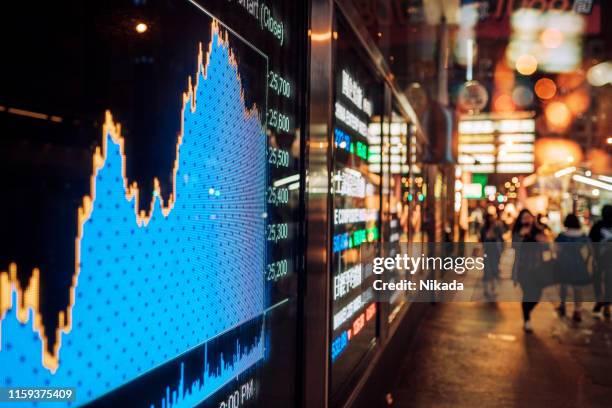 financial stock exchange market display scherm board op de straat - bank building stockfoto's en -beelden