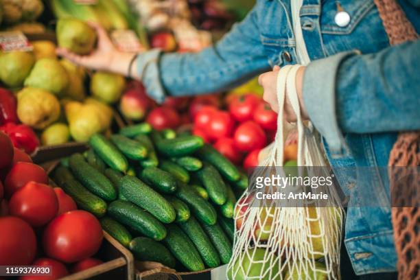 ortaggi e frutta in borsa riutilizzabile su un mercato contadino, concetto di spreco zero - fare spese foto e immagini stock