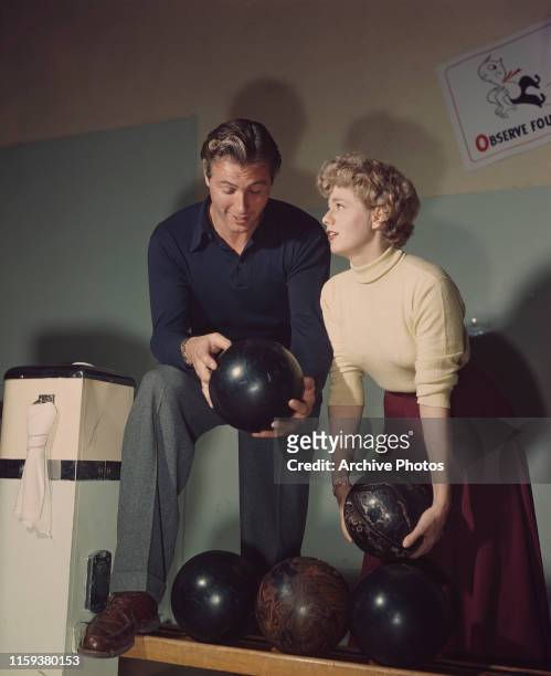 American actors Lex Barker and Shelley Winters at a bowling alley, circa 1960.