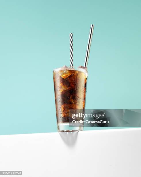 bevanda alla soda con cubetti di ghiaccio e cannucce da bere riutilizzabili - gassata foto e immagini stock