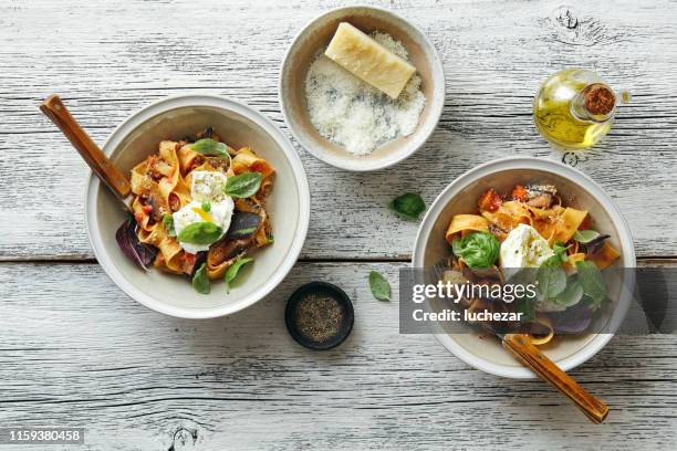 pappardelle con melanzane, salsa di pomodoro cremosa e mozzarella - pappardelle foto e immagini stock