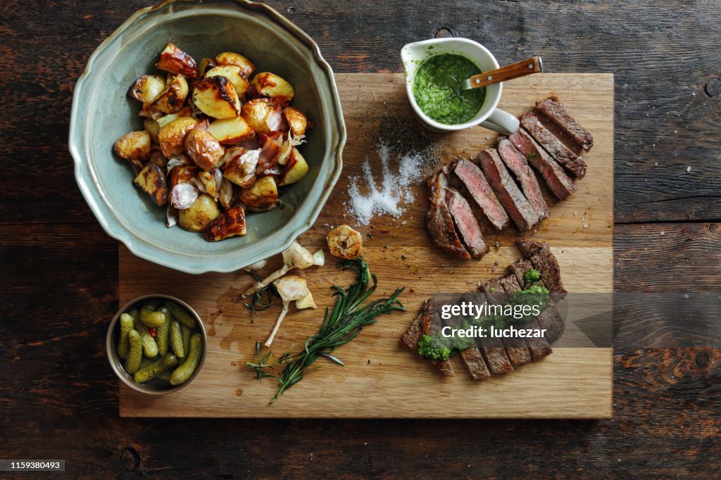 Kansas Steak met verse kruidensaus en gegrilde groenten