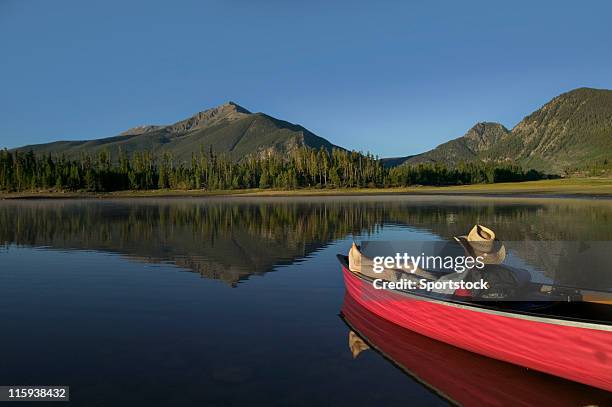 uomo rilassante in canoa con vista sulle montagne - arkansas foto e immagini stock