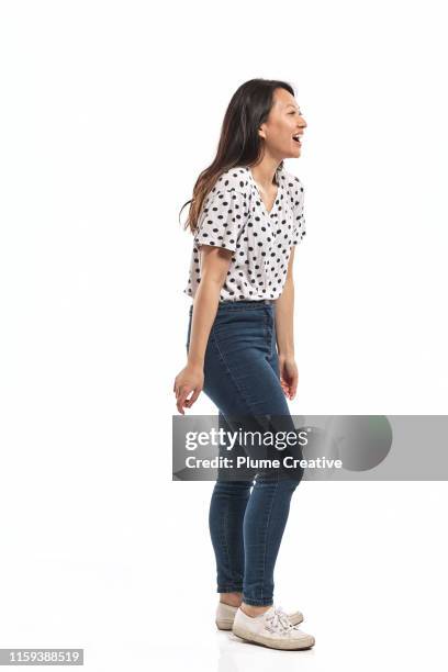 portrait of a young woman in studio - vista de costado fotografías e imágenes de stock