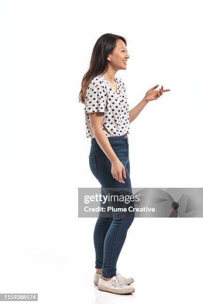 2.152 fotos de stock e banco de imagens de Woman Standing Sideways Studio -  Getty Images