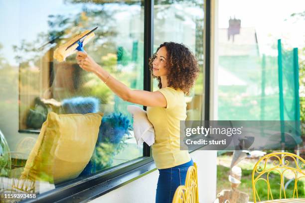 waschen ihrer aluminiumfenster - window cleaner stock-fotos und bilder