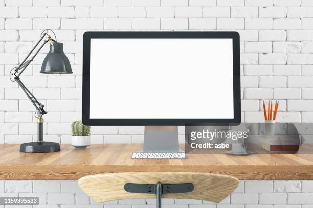 espacio de trabajo con pantalla de ordenador en blanco - blank screen fotografías e imágenes de stock