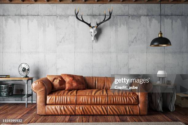 loft interieur mit ledersofa und schädel - leder stock-fotos und bilder