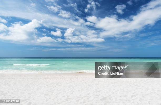 sommerstrand und meer mit klarem himmelhintergrund - strand stock-fotos und bilder