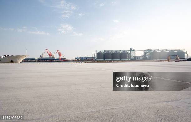 port of qingdao - holzbrett himmel stock-fotos und bilder