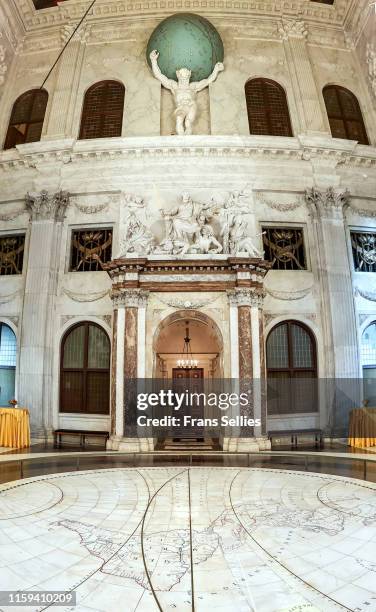 citizens' hall, interior of the royal palace (dutch: koninklijk paleis) in amsterdam, the netherlands. - amsterdam royal palace stock pictures, royalty-free photos & images