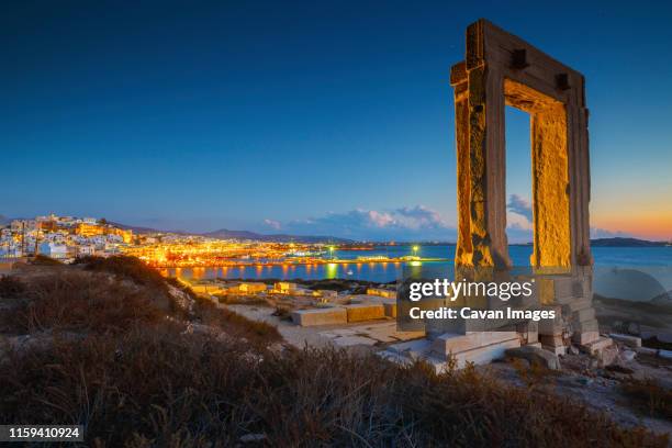 view of portara and remains of temple of apollo at sunset. - templo de apolo naxos imagens e fotografias de stock
