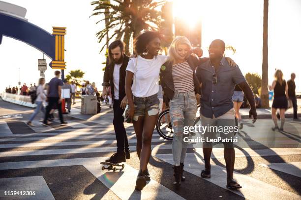 kompis gäng i santa monica-los angeles-ha kul under en semester - santa monica los angeles bildbanksfoton och bilder