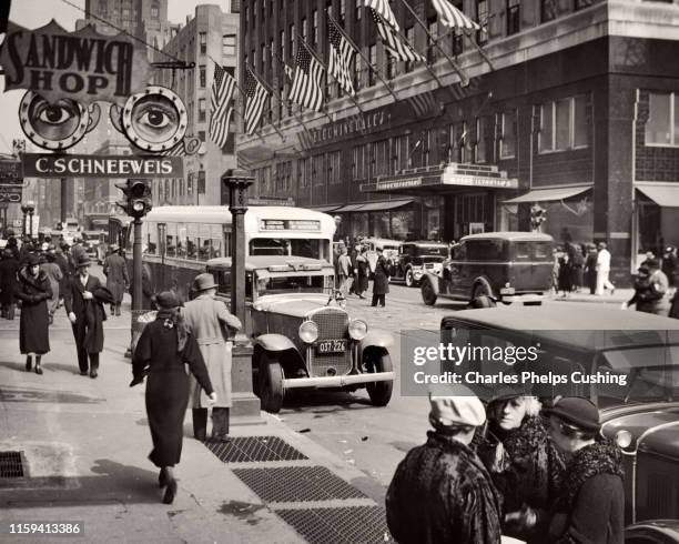 1930s BUSY LEXINGTON AVENUE TRAFFIC AND BLOOMINGDALES STORE WITH FLAGS PEDESTRIAN SHOPPERS AT 59TH STREET NEW YORK CITY USA