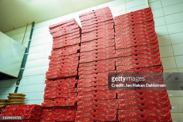 pile of pizza boxes - pizzeria ストックフォトと画像
