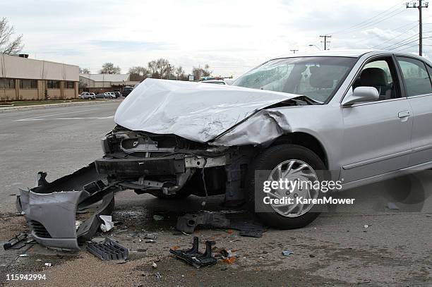 wrecked car plata - restos de un accidente fotografías e imágenes de stock