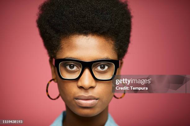 gafas pesadas - gafas con marco grueso fotografías e imágenes de stock