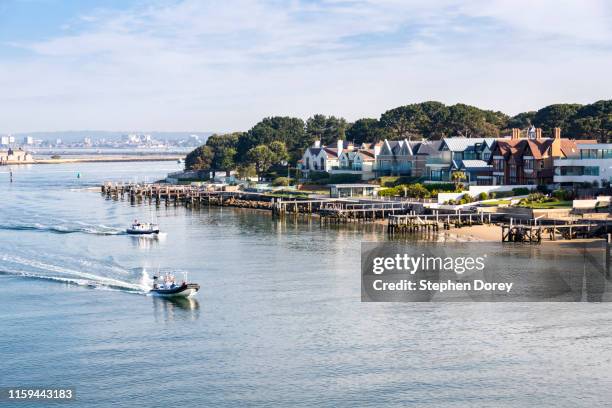 luxury houses on the sandbanks peninsula in poole harbour, dorset uk - sandbanks has some of the most expensive real estate in the uk. - dorset fotografías e imágenes de stock