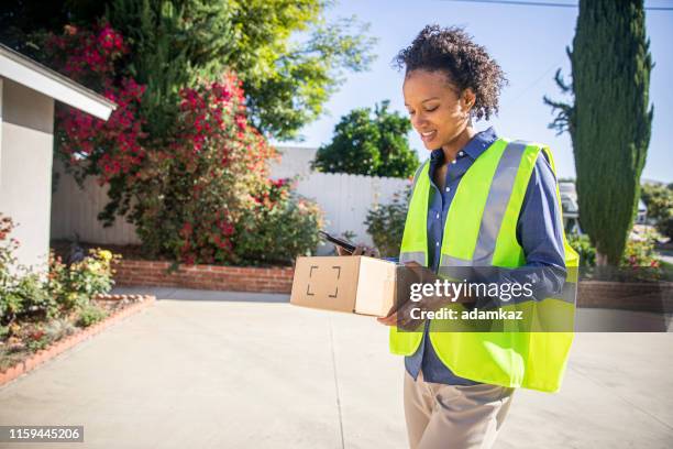 black woman delivering package - gig economy stock pictures, royalty-free photos & images