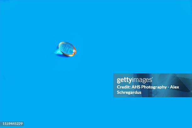 cod liver oil capsule - fish oil stock photos et images de collection