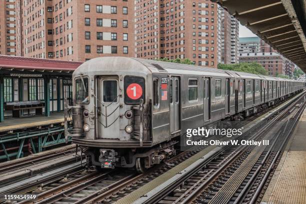 one train - tren de metro fotografías e imágenes de stock