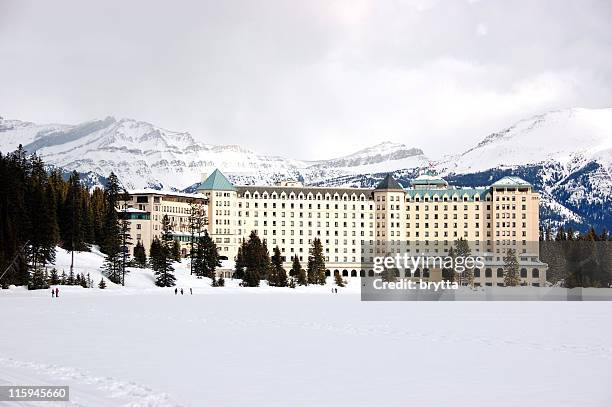 chateau am lake louise im winter, banff-nationalpark, alberta, kanada - lake louise stock-fotos und bilder