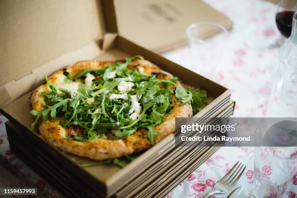 pizza zum abendessen - pizza delivery stock-fotos und bilder