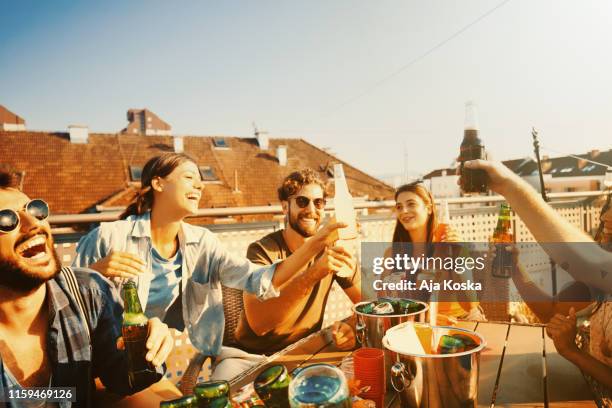 amici che si godono la festa sul tetto. - patio party foto e immagini stock