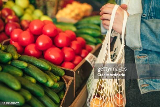 groenten en fruit in herbruikbare zak op een boerenmarkt, zero waste concept - supermarket fruit stockfoto's en -beelden