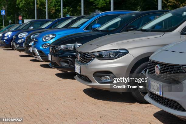 veicoli fiat in parcheggio - fiat foto e immagini stock