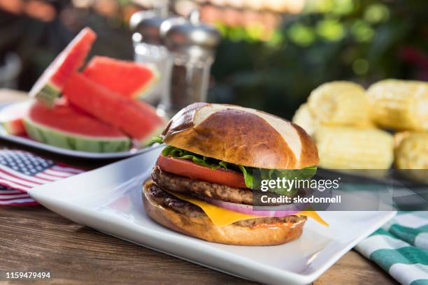 picnic con hamburger con anguria e mais - bbq corn foto e immagini stock