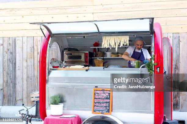 aix-en-provence, frankreich: pasta vendor/food truck auf dem markt - pop up store stock-fotos und bilder