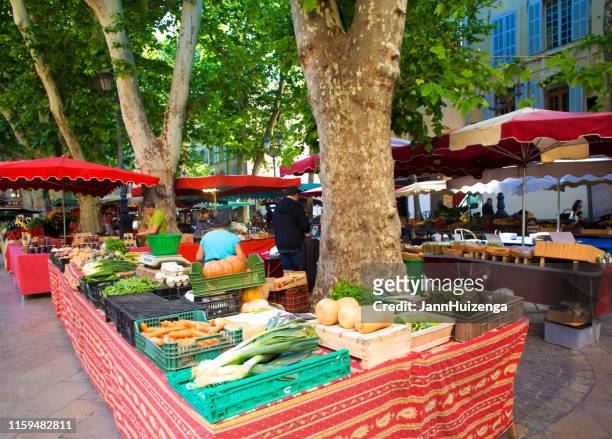 aix-en-provence, francia: mercado de agricultores temprano por la mañana, vista amplia - aix en provence fotografías e imágenes de stock