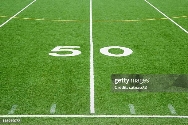 アメリカン・フットボールのフィールド 50 ヤードライン、数字の 50 - 50ヤードライン ストックフォトと画像