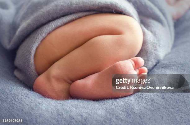 newborn baby feet on a white towel - baby skin fotografías e imágenes de stock