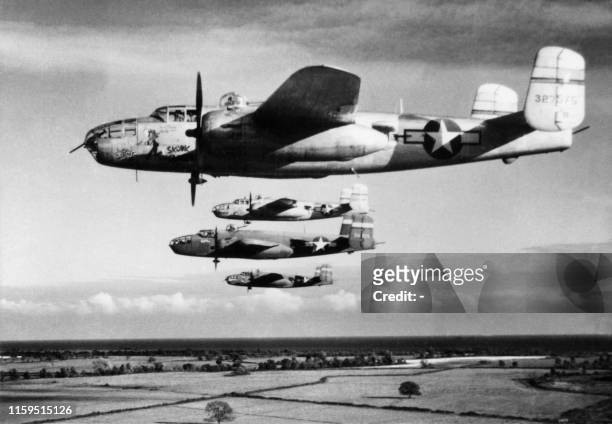 Reproduction d'une photographie réalisée en 1943 montrant des bombardiers B-25 Mitchell du 428e Bomber Squadron de l'US Air Force en vol au-dessus de...