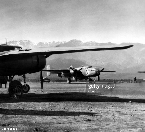 Reproduction d'une photographie réalisée en 1943 montrant des bombardiers B-25 Mitchell du 428e Bomber Squadron de l'US Air Force au sol à...