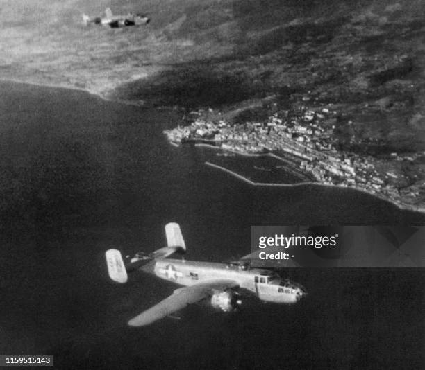 Reproduction d'une photographie réalisée en 1943 montrant des bombardiers B-25 Mitchell du 428e Bomber Squadron de l'US Air Force en vol au-dessus de...