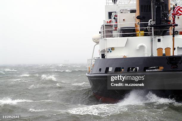 atlantic-storm - mitglied der küstenwache stock-fotos und bilder