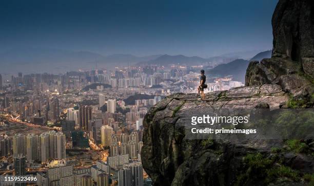 若いアジアの観光冒険は、香港のファマウス観光地自殺崖で香港の都市景観スカイラインの写真を撮ります - sports top view ストックフォトと画像