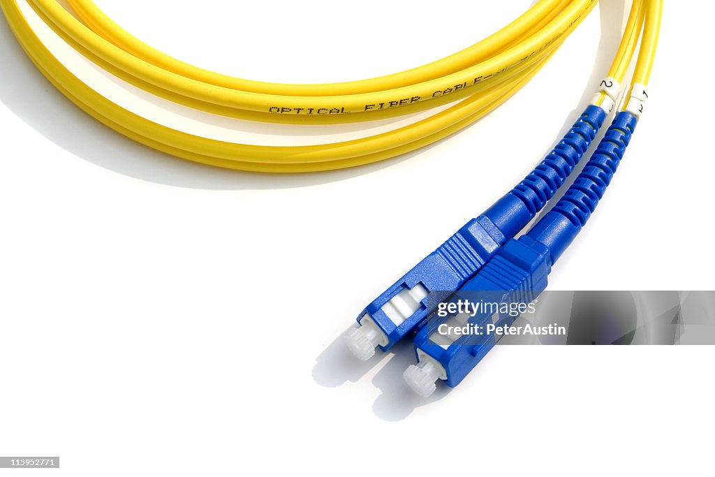 Cabo de fibra óptica com conectores azul-amarelo