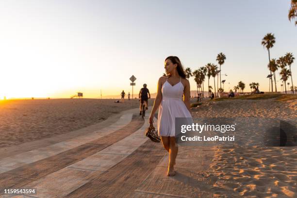 junge frau in los angeles, kalifornien - los angeles beach stock-fotos und bilder