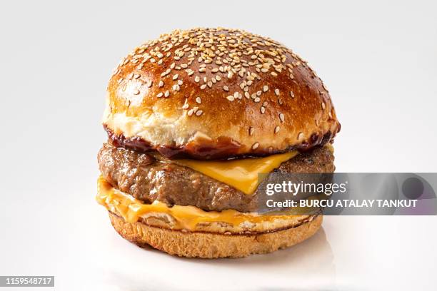 cheeseburger - brötchen freisteller stock-fotos und bilder