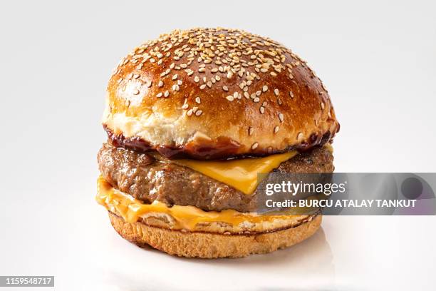 cheeseburger - burger on grill imagens e fotografias de stock