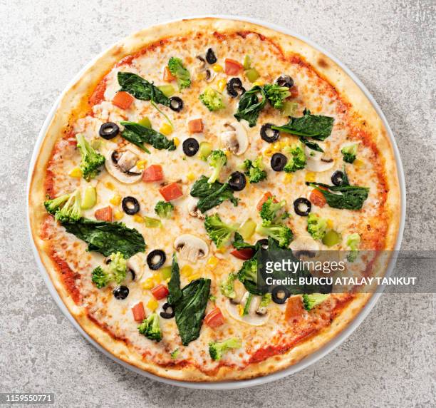 pizza - pepperoni pizza overhead stock-fotos und bilder