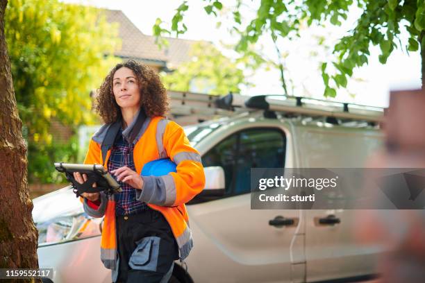 mujer ingeniera de calefacción llega a trabajar - tipo de transporte fotografías e imágenes de stock