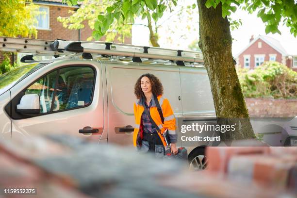kvinnliga värme ingenjör anländer till jobbet - skåpbil bildbanksfoton och bilder