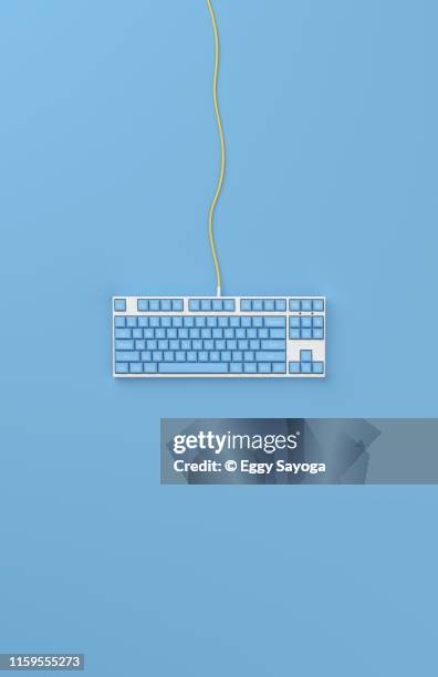 blue pastel mechanical keyboard - office work flat lay foto e immagini stock