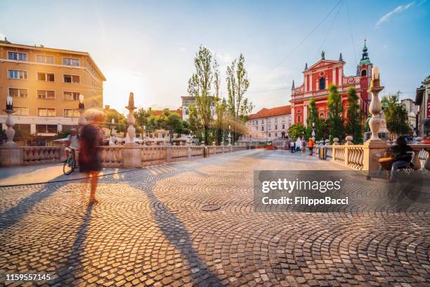 ljubljana, hoofdstad van slovenië bij zonsondergang - ljubljana stockfoto's en -beelden